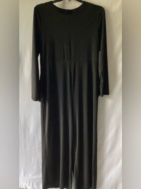 Elegant Black Long-Sleeve Jumpsuit w Pockets